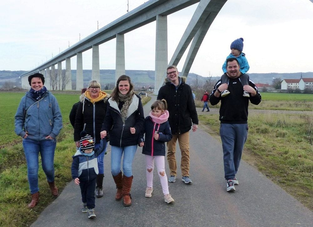 Auf den Schultern vom Vater Sascha hält es der kleine Hannes gut aus. Hanni Thieme aus Wetzendorf begibt sich auf Nordic-Walking-Tour. Dabei sein ist alles: Mit Kind und Kegel geht es zum Silvesterlauf.