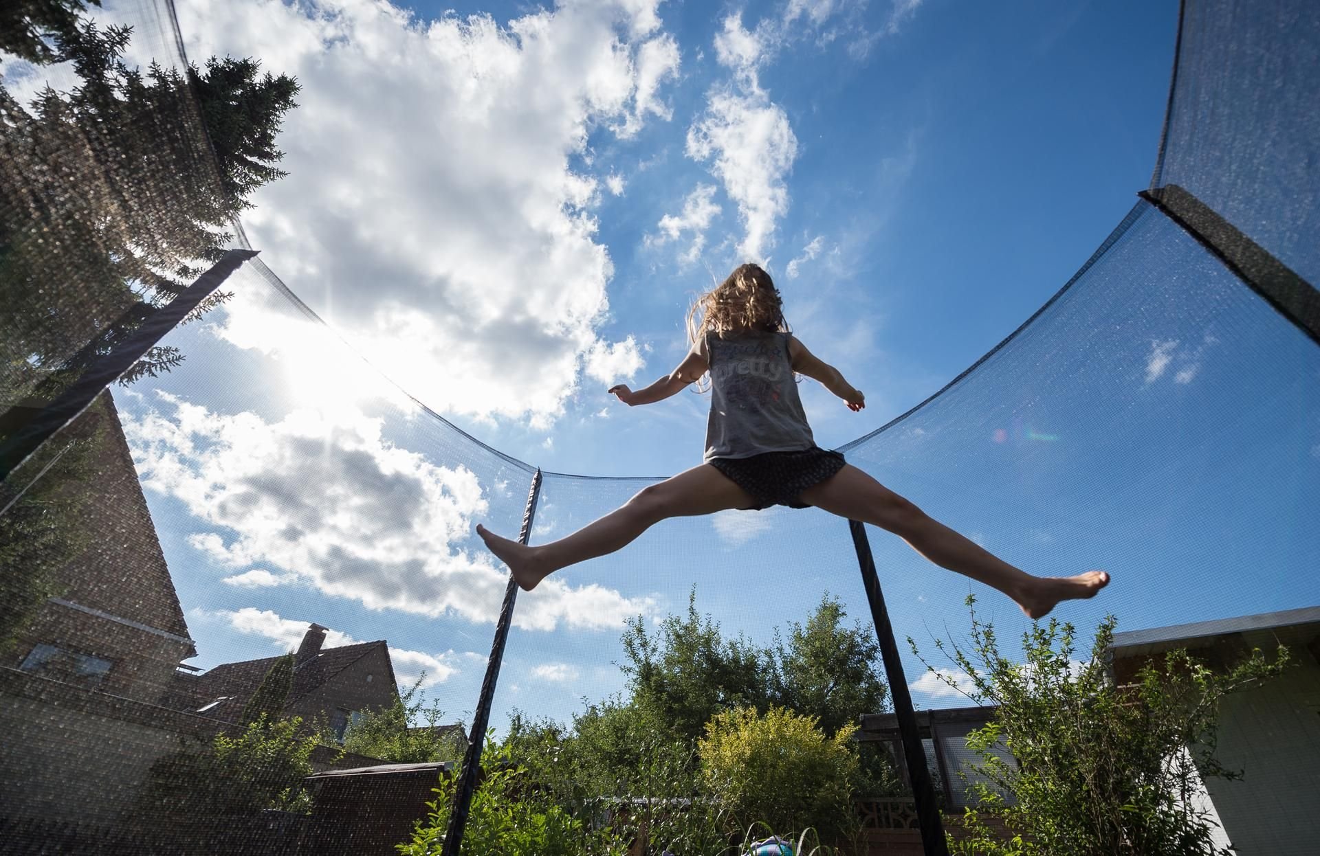 Trampoline können Kindern viel Spaß machen - aber Eltern sollten einige Tipps beachten.