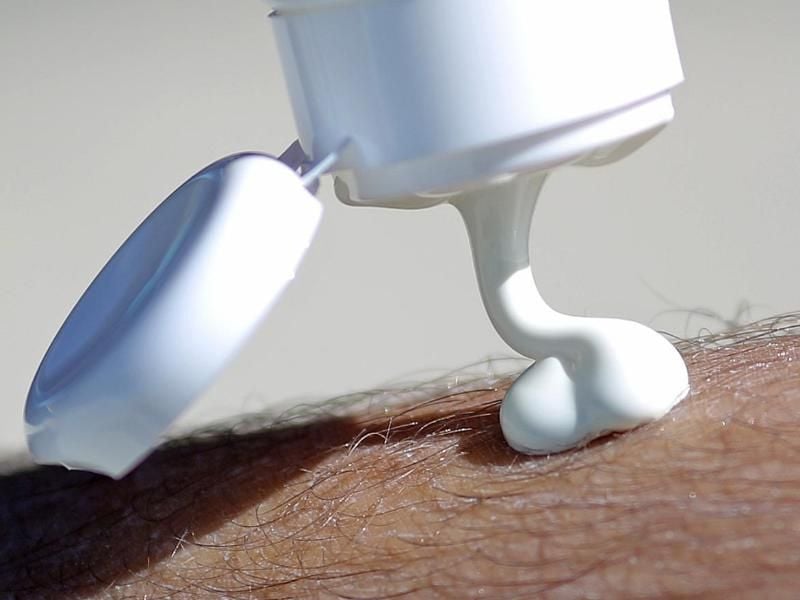 Sonnencreme mit Arzneihafer ist gut für Neurodermitis-Erkrankte. Foto: Jan Woitas/dpa-Zentralbild