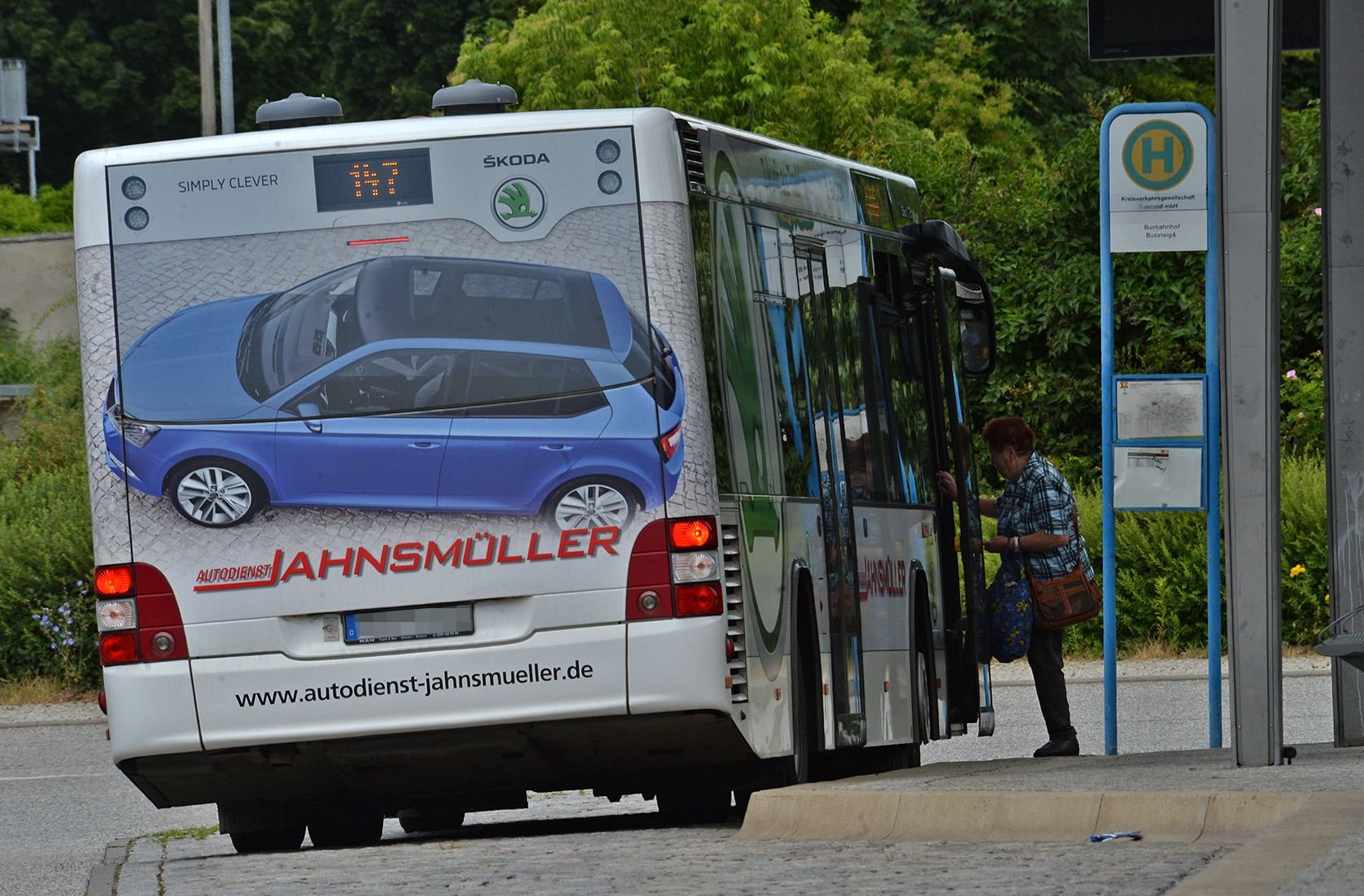 Ein Fahrgast steigt in einen Bus.