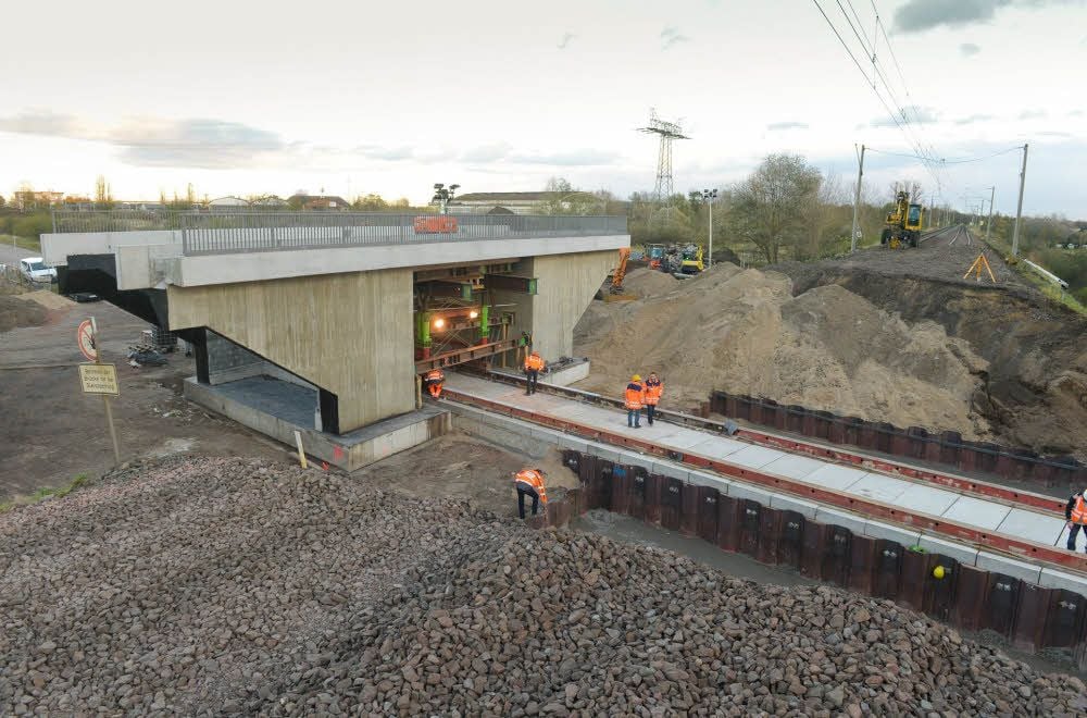 Der Einschub hat begonnen. Nun muss die Brücke dorthin transportiert werden, wo einst die alte Brücke stand und die Gleise angeschlossen werden können.