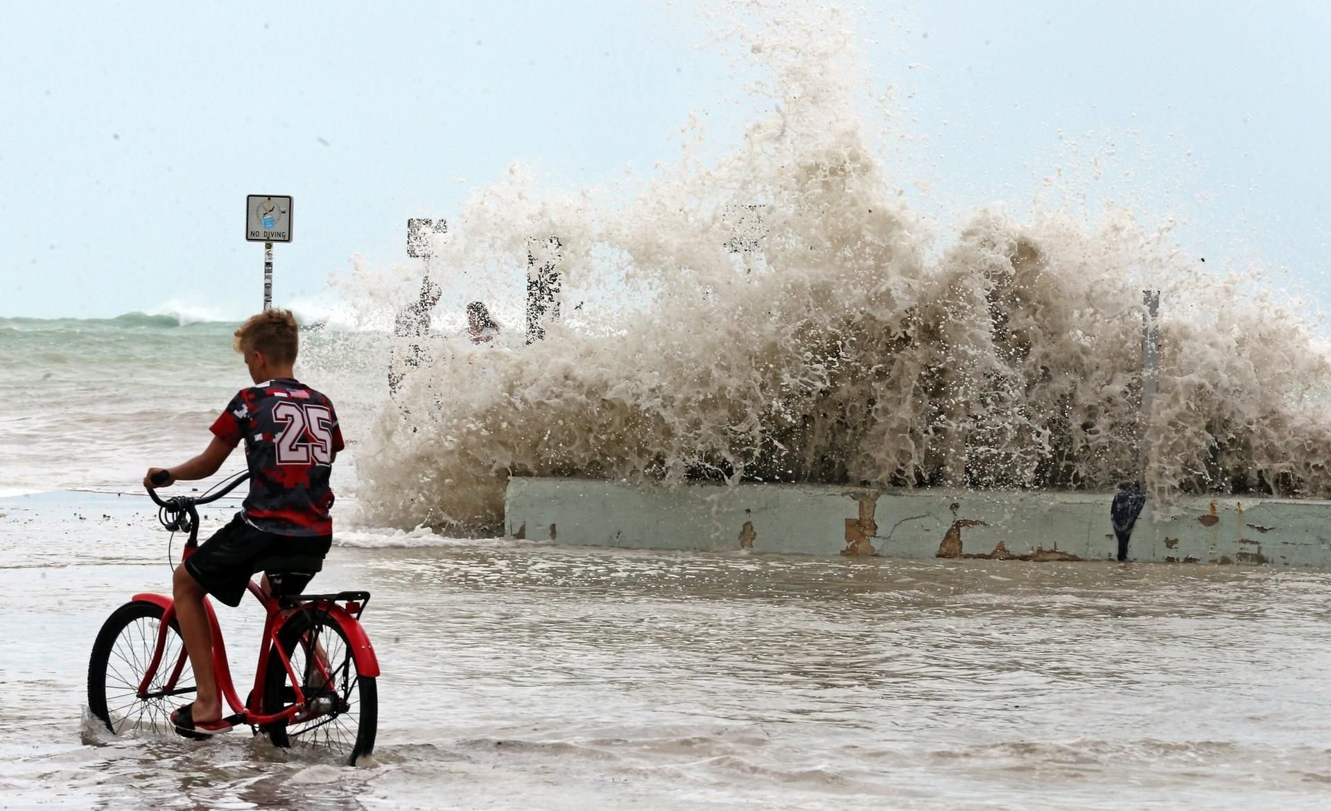 Ein Junge radelt in Key West, Florida (USA) an der überschwemmten Uferpromenade entlang. Hurrikan „Irma“ schraubt sich an Florida heran und versetzt die Menschen in Angst und Schrecken.