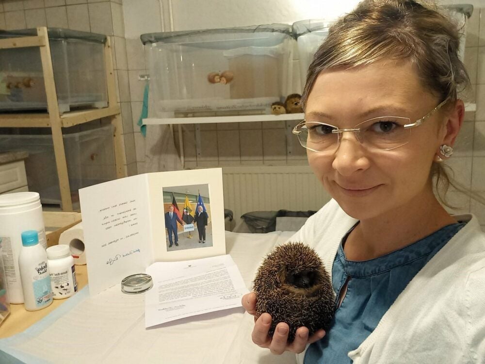 Angela Windrich aus Kelbra mit einem ihrer Zöglinge.