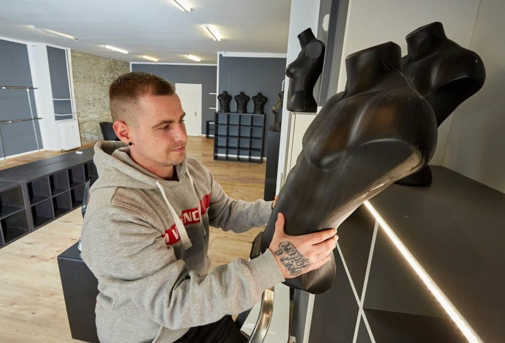 Verkäufer Kevin Scholz wird künftig die Kunden in der Boutique an der Wilhelmstraße 20 bedienen.