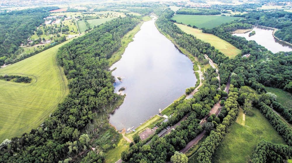 Die Zeche „Hermine Henriette“ hat sich nach dem Ende der Braunkohleförderung mit Wasser gefüllt. Damit ist aus der ehemaligen Kohlegrube ein Paradies für Wassersportler entstanden.