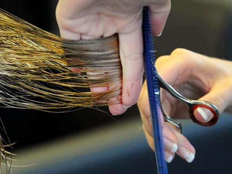 Höhere Löhne für Friseure lassen die Preise fürs Haareschneiden steigen. Foto: Carsten Rehder/Illustration