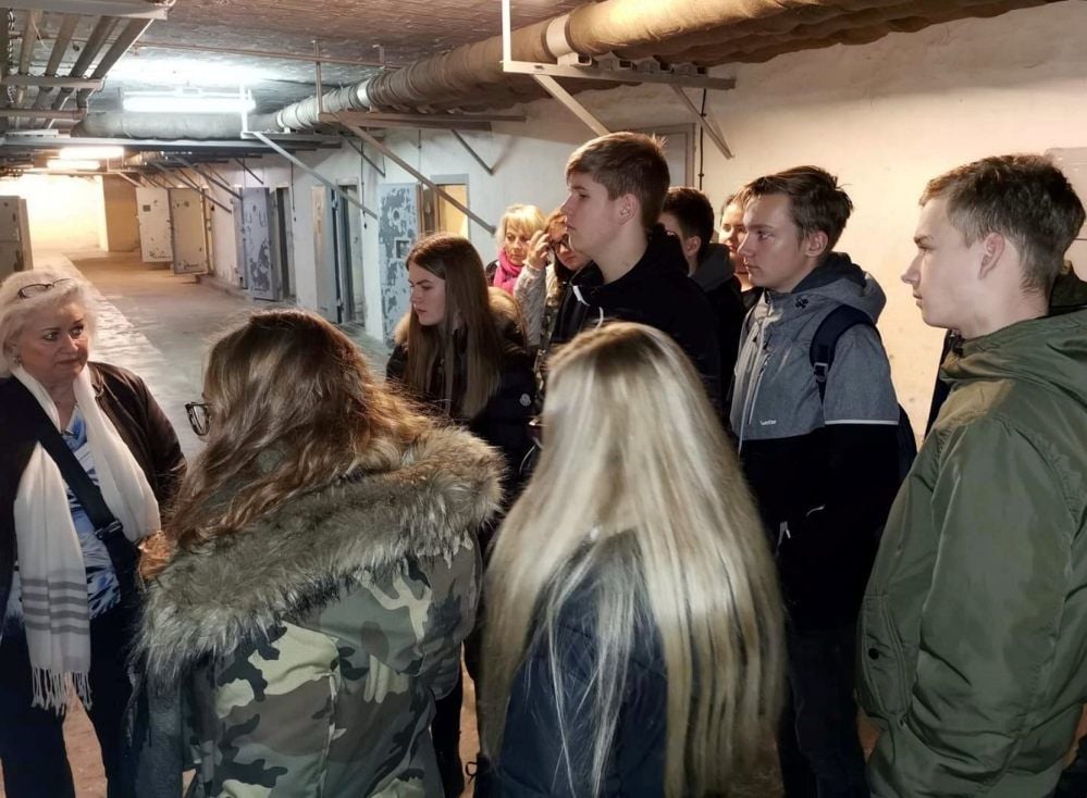 Zeitzeugin Edda Schönherz (links) führt die Zehntklässler der Sekundarschule Elster durch die Stasi-Untersuchungshaftanstalt in Berlin-Hohenschönhausen. Die frühere Fernsehansagerin hat für ihr Engagement zur Aufarbeitung von SED-Unrecht das Bundesverdienstkreuz erhalten.