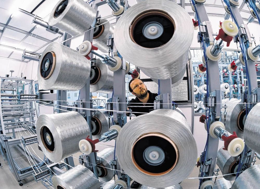 Im Pilotanlagenzentrum des Fraunhofer-Instituts in Schkopau werden spezielle Kunststofffasern gefertigt. Mit deren Hilfe sollen beispielsweise Autobauteile deutlich leichter werden.