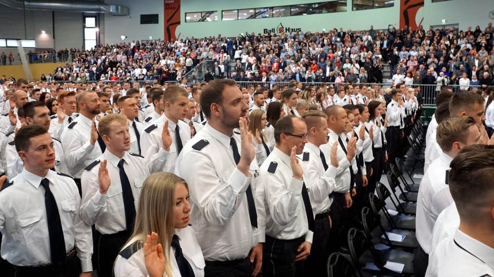 521 Polizeianwärter leisteten im Ballhaus Aschersleben ihren Amtseid.