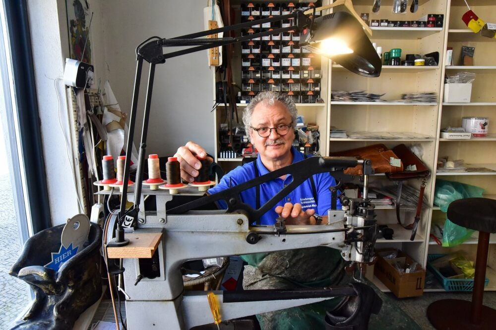 An der Nähmaschine sitzt Michael Rohr besonders gern. Näharbeiten sind sein Steckenpferd geworden.