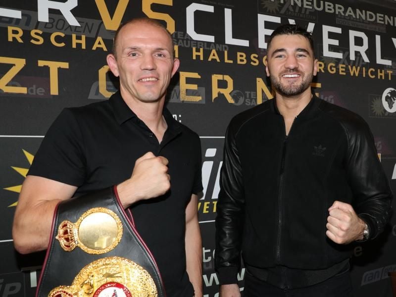 Jürgen Brähmer posiert mit Herausforderer Nathan Cleverly (r) aus Großbritannien. Foto: Christian Charisius