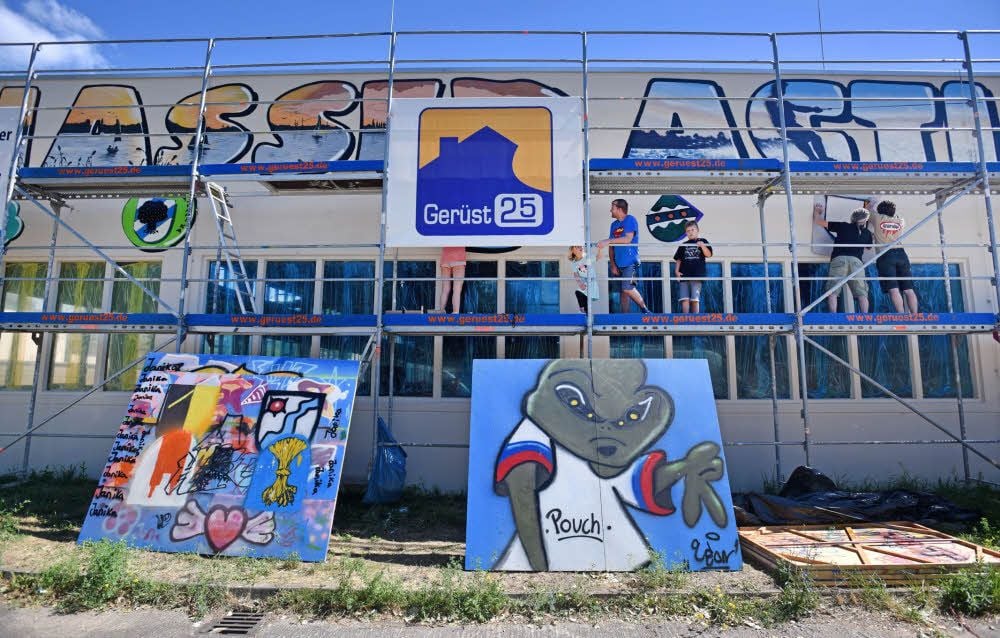 Graffiti-Projekt des Muldestausee-Jugendgemeinderats: Jugendliche gestalten die alte Poucher Industriehalle an der Bundesstraße.