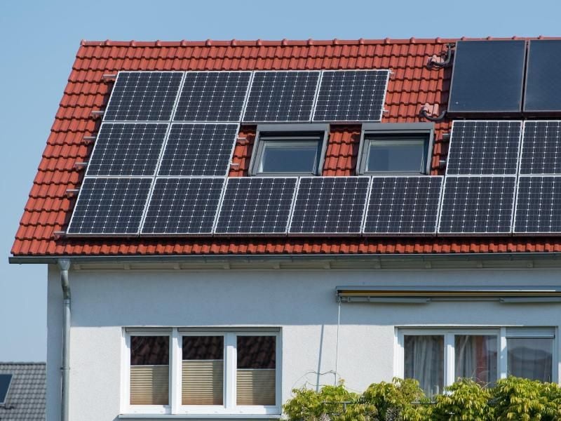 Der Wert einer Immobilie wird von vielen Faktoren bestimmt. Eine Solaranlage auf dem Dach zum Beispiel kann wertsteigernd gelten. Foto: Uwe Anspach