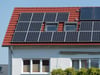 Der Wert einer Immobilie wird von vielen Faktoren bestimmt. Eine Solaranlage auf dem Dach zum Beispiel kann wertsteigernd gelten. Foto: Uwe Anspach