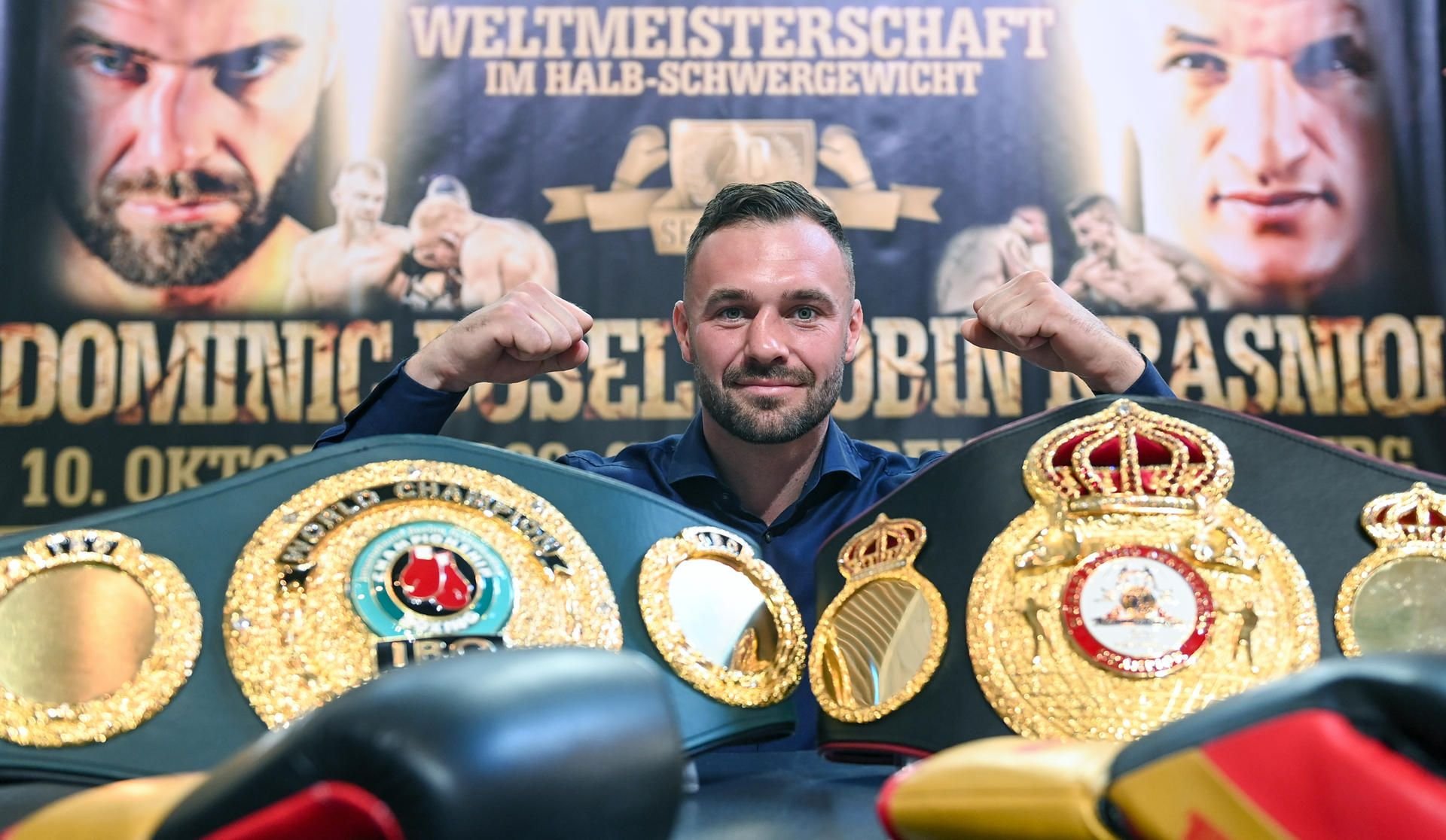 Box-Weltmeister Dominic Bösel mit seinen Gürteln beim Fototermin. Die erste Titelverteidigung findet am 10. Oktober in Magdeburg statt.