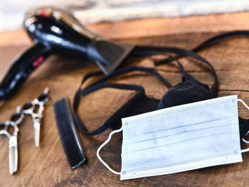 Das Personal in Friseursalons muss Mund-Nasen-Schutz tragen. Für derartige Sicherheitsausrüstung sollte in der Regel der Arbeitgeber aufkommen. Foto: Kirsten Neumann/dpa-tmn