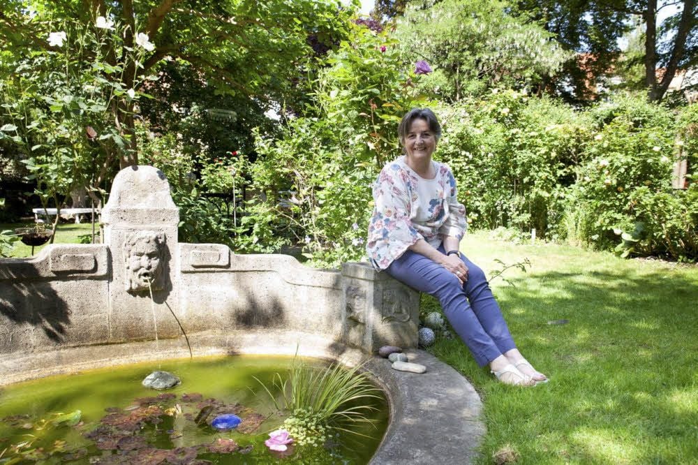 Ein Brunnen und eine blühende Pflanzenpracht machen den Garten von Yvonne Winkler zu etwas Besonderem.