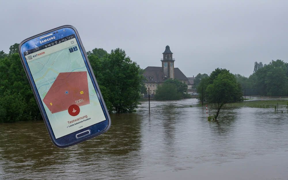 Wer die Katwarn-App auf seinem Handy installiert hat, kann sich eine Testwarnung auf dem Display anzeigen lassen. Mit Hilfe des Systems kann im Hochwasserfall gewarnt werden. Beim Hochwasser 2013 - hier ein Foto der Weißen Elster vor dem Zeitzer Bahnhof - war es im Kreis noch nicht aktiv.