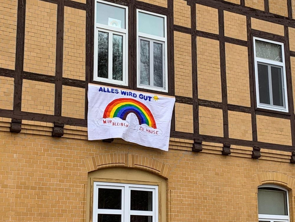 Das Plakat am Kinderheim in Stolberg.