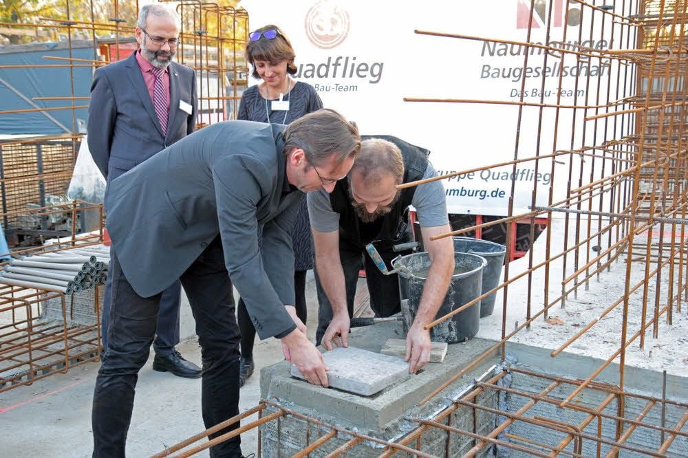 Awo-Landesvorstand Wolfgang Schuth (hinten), Birgit Stracke-Ernst, Geschäftsführerin des Awo-Psychiatriezentrums, und Architekt Mario Peters mit Bauleiter Marco Müller (vorn von links) bei der Grundsteinlegung.