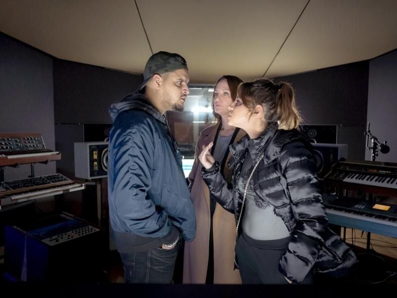 Annabelle (Natalia Wörner, M) und Donna (Almila Bagriacik, r) treffen Emir (Yasin El Harrouk) im Musikstudio. Foto: Conny Klein/ZDF/dpa