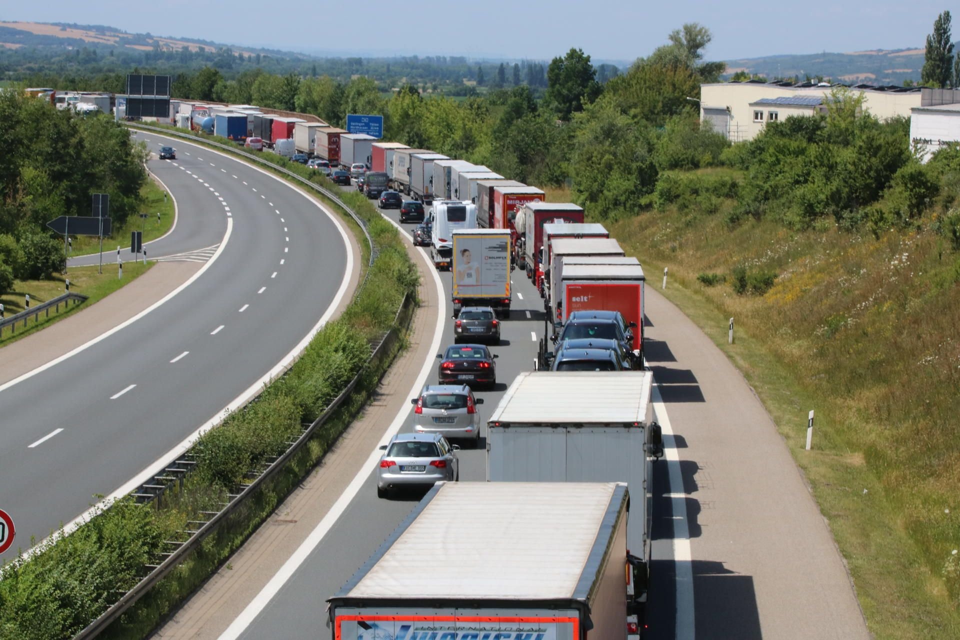 Aufgrund der Sperrung der A 38 in Richtung Göttingen zwischen den Abfahrten Sangerhausen-West und Roßla kommt es zu langen Staus auf der Südharzautobahn.
