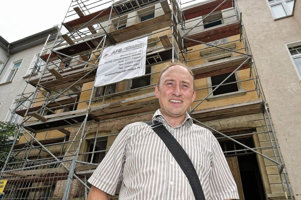 Sören Wölk vor dem Haus in der Schillerstraße - es ist einiges zu tun.