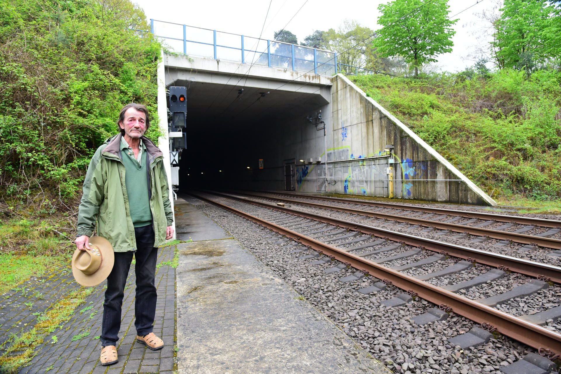 Jürgen Neumann (64) an dem Tunnel, in dem sein Esel Prinz in der Nacht zum 1. Mai starb.