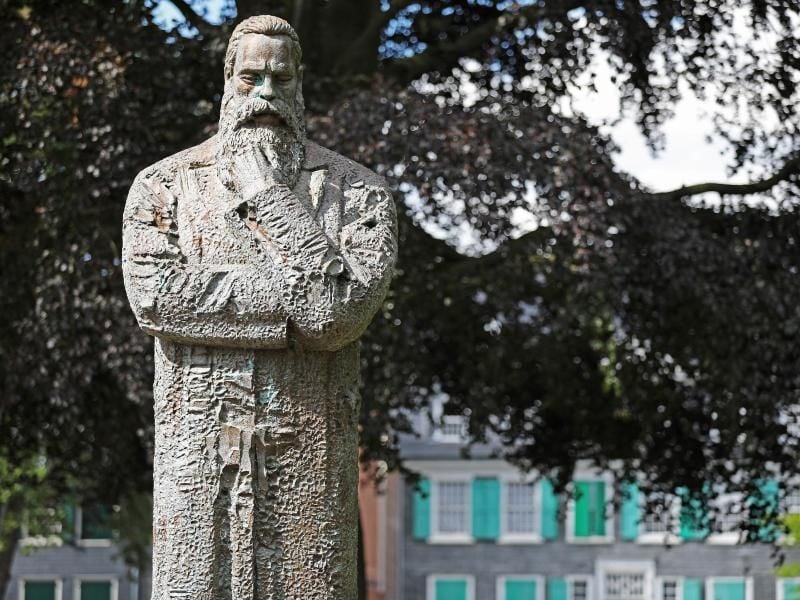 Eine Statue von Friedrich Engels in der Nähe seines Geburtshauses. Foto: Oliver Berg/dpa