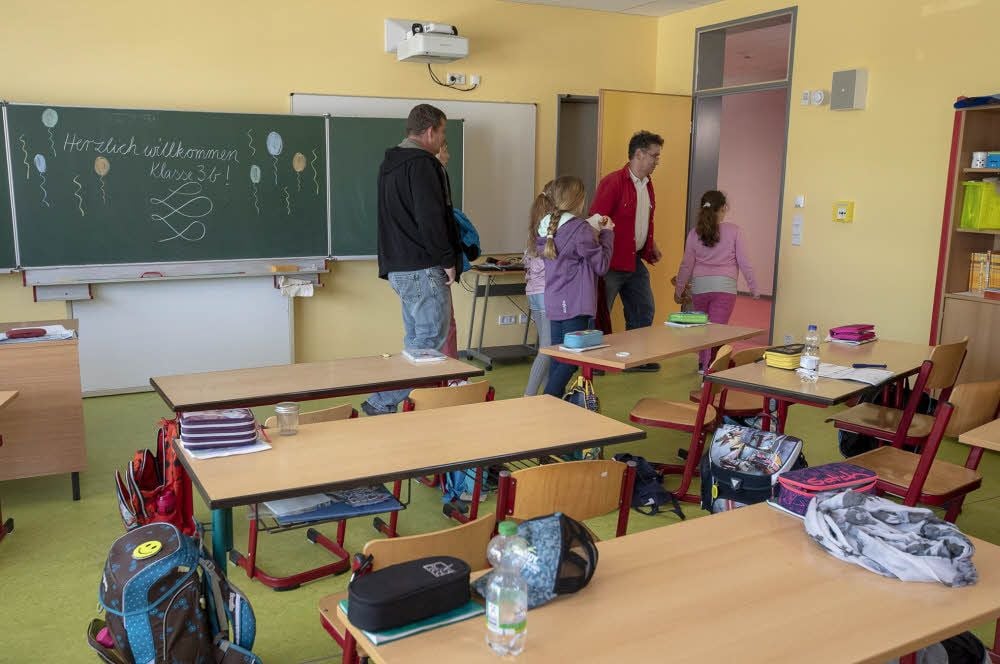 Die neuen Klassenräume in der Grundschule in Hedersleben leuchten in Gelb und Grün.