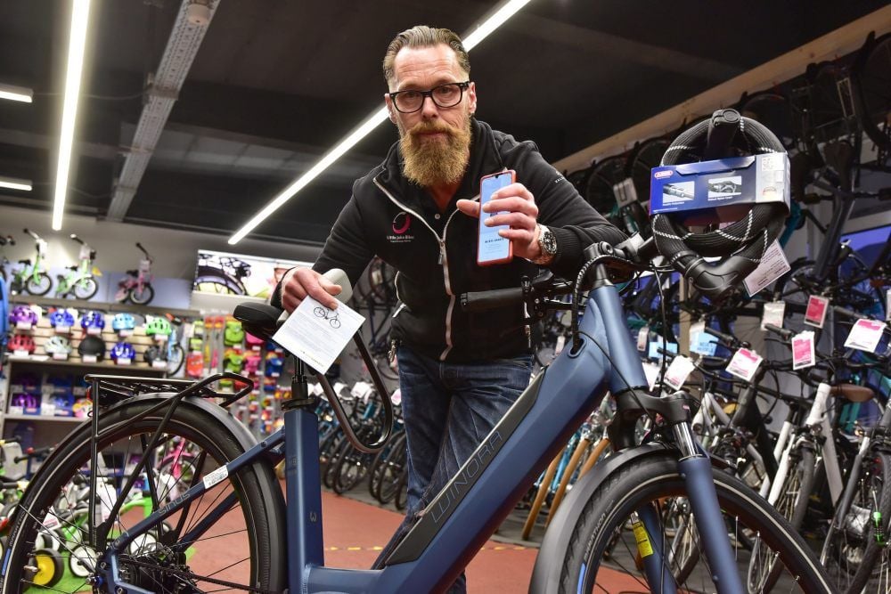 Uwe Seeger von „Little John Bikes“ sagt, dass man sein E-Bike mit zwei Schlössern sichern soll. Das Bügelschloss hat zusätzlich eine Handy-App.