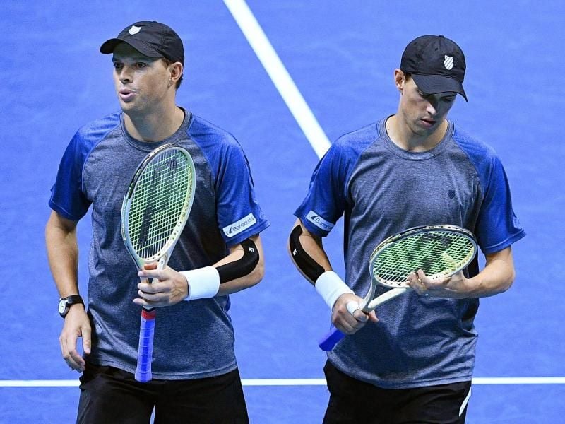 Bob (l) und Mike Bryan beenden ihre Doppel-Karriere. Foto: Facundo Arrizabalaga/EPA/dpa