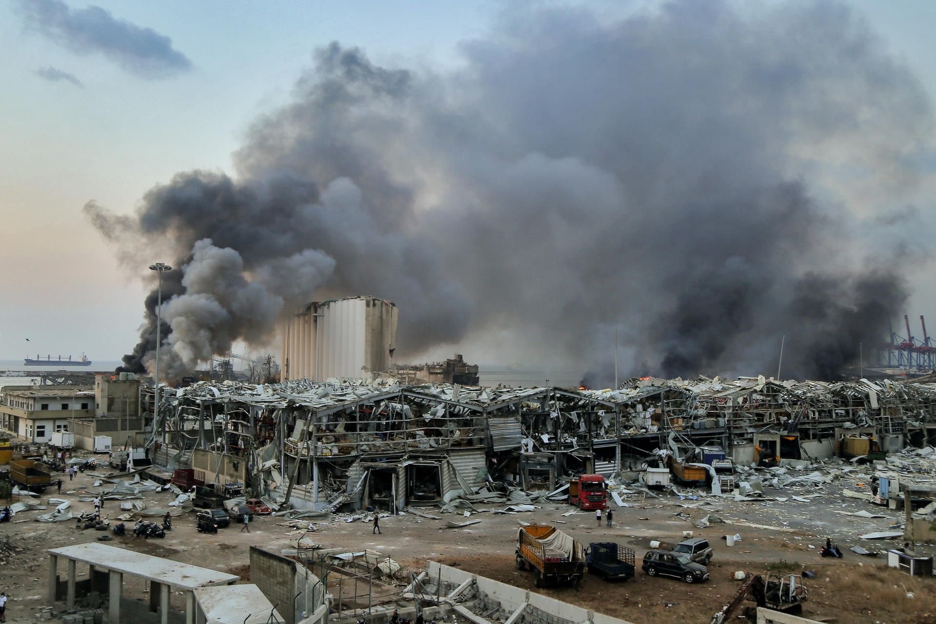 Zerstörte Gebäudeteile und Rauchschwaden nach der Explosion im Hafen Beiruts