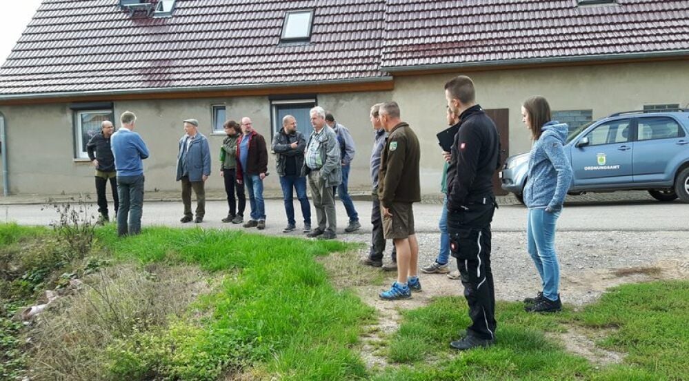 Start zur Gewässerschau des Helmeverbandes. Linkerhand ein Graben, der den Anliegern bei starken Niederschlägen Sorgen bereitet.