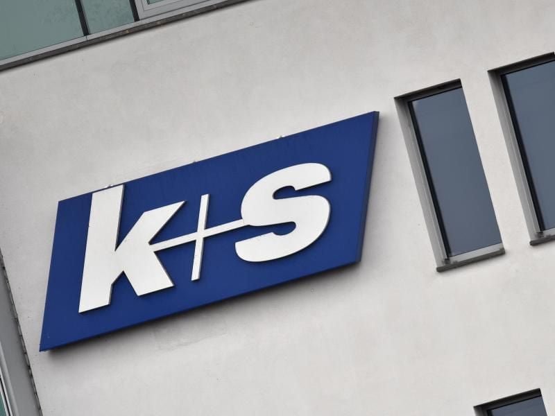 Das Logo des Rohstoffkonzerns K+S an der Fassade des Firmensitzes in Kassel. Foto: Uwe Zucchi/Archiv