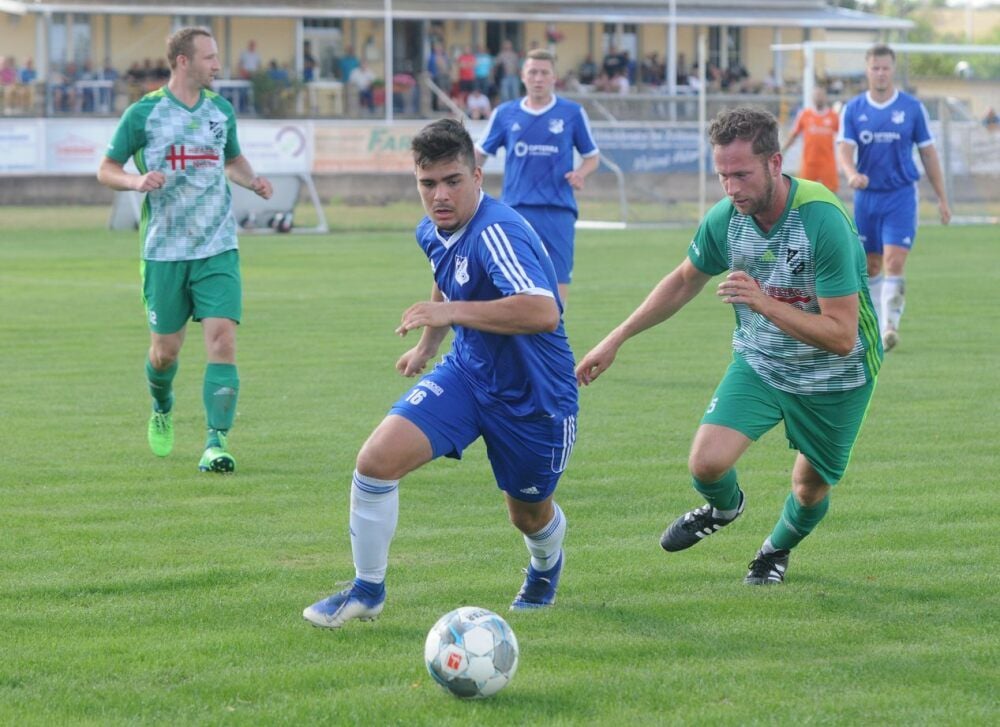 Wer wird der Gegner des FC ZWK Nebra - hier Richard Fritsche (am Ball) im Halbfinale gegen Nessa - im Endspiel des Burgenlandpokals?