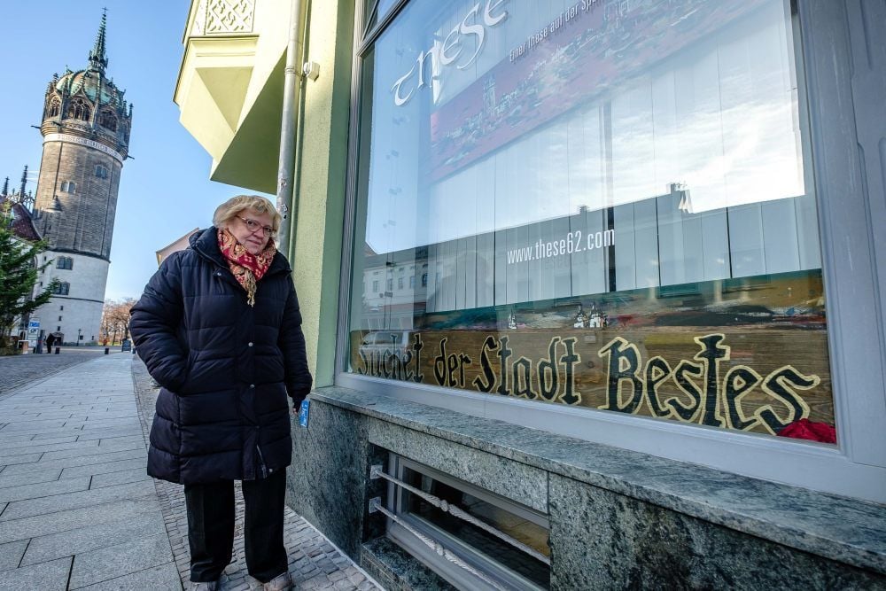 Elke Strauchenbruch vor dem Ladenlokal „These 62“: Dort gibt es bald einen stadtgeschichtlicher Stammtisch.