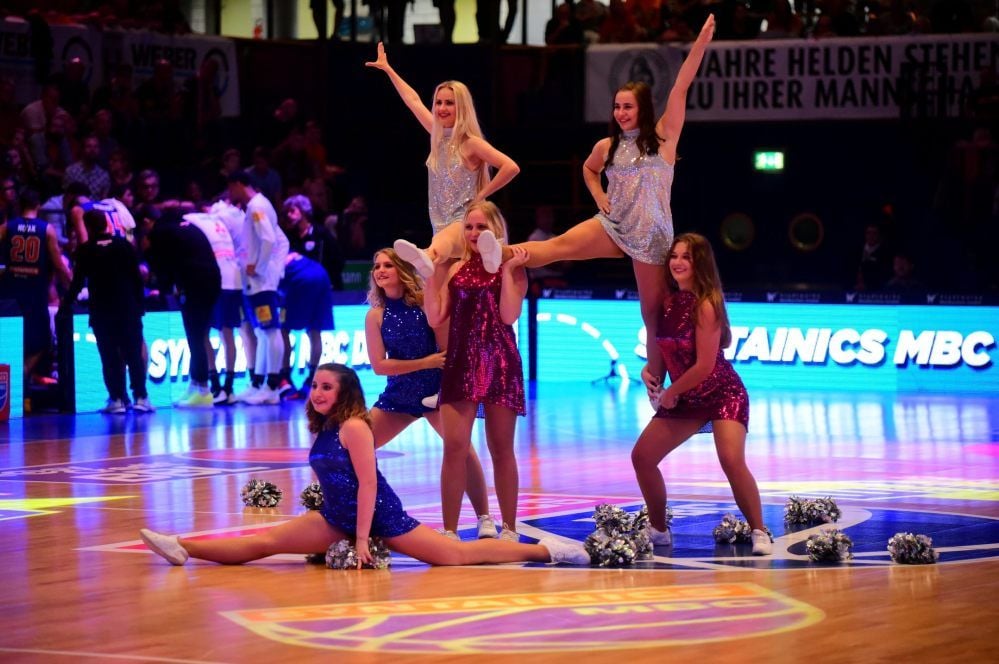 Die Weißenfelser Cheerleader studieren für jedes Heimspiel ein individuelles Programm ein.