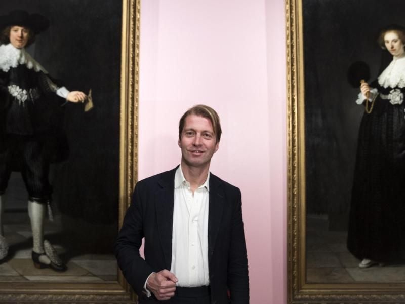 Taco Dibbits, Direktor des Rijksmuseums. Hinter ihm hängen Porträts von Rembrandt van Rijn. Foto: Jeroen Jumelet