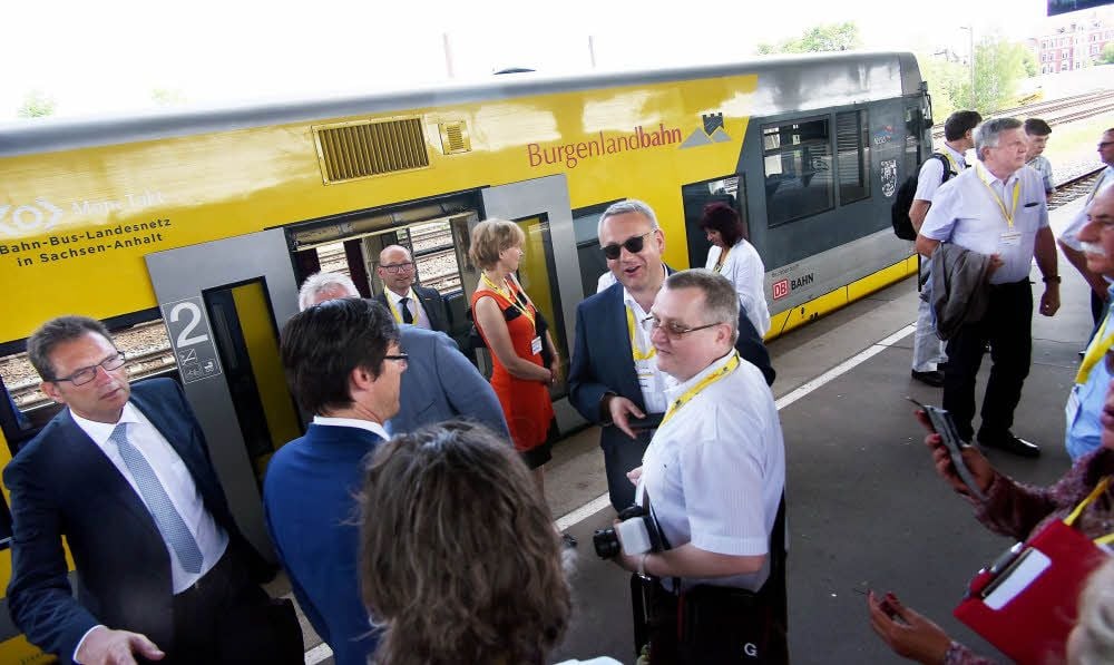 Die Deutsche Bahn lädt Partner aus Politik und Wirtschaft zur Fahrt von Weißenfels nach Zeitz. Auch Landrat Götz Ulrich (mit Sonnenbrille) ist dabei.