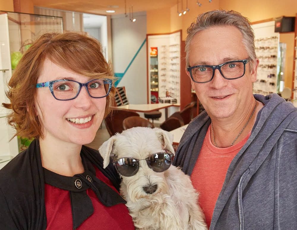 „Verkaufs-Trio“ bei Optiker Helling: Mitarbeiterin Jenny Rönspieß, Zwergschnauzer Bruno und Geschäftsführer Thomas Helling.