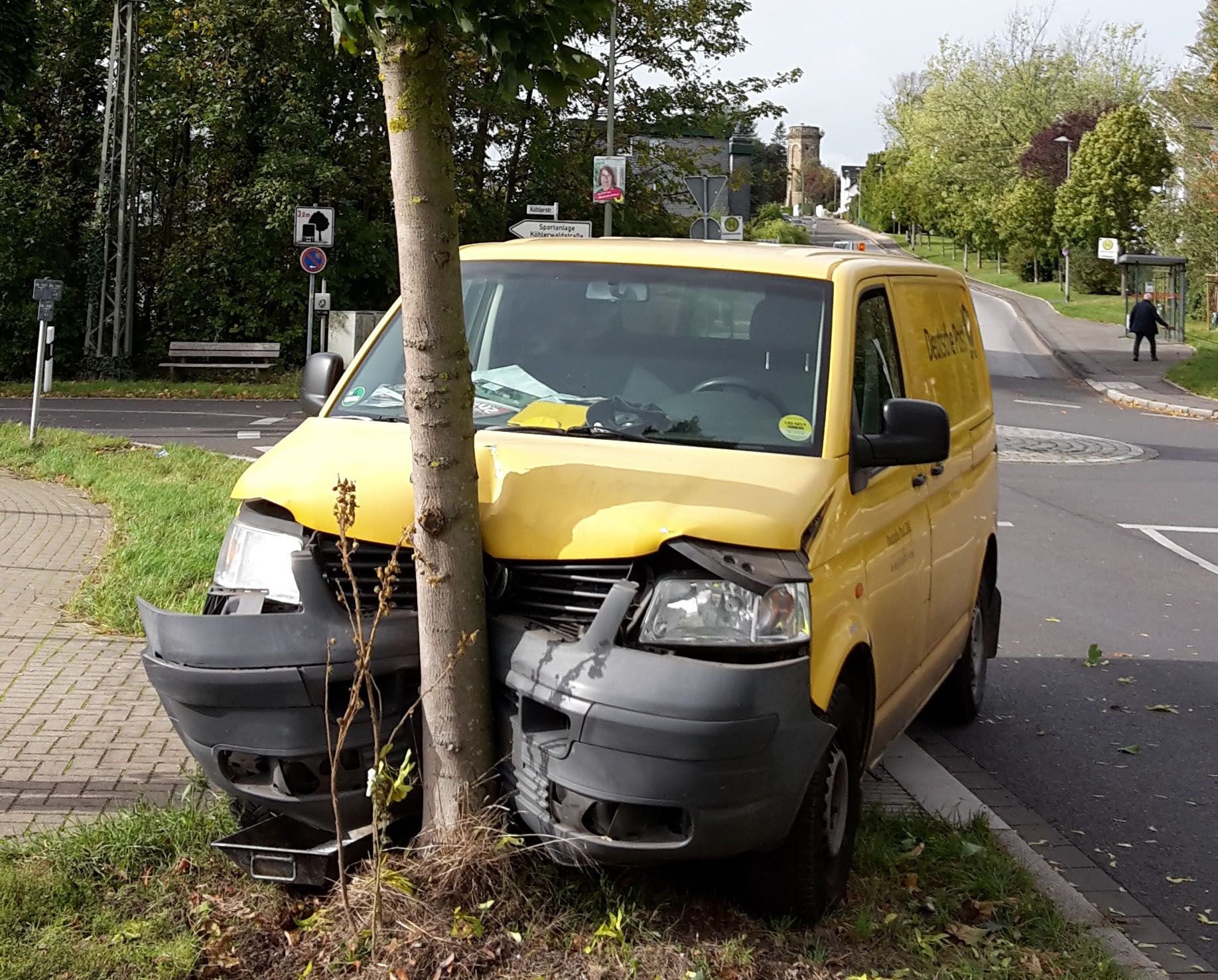 Die Fahrt dieses führerlosen Postfahrzeugs in Wetter endete erst an einem Baum.