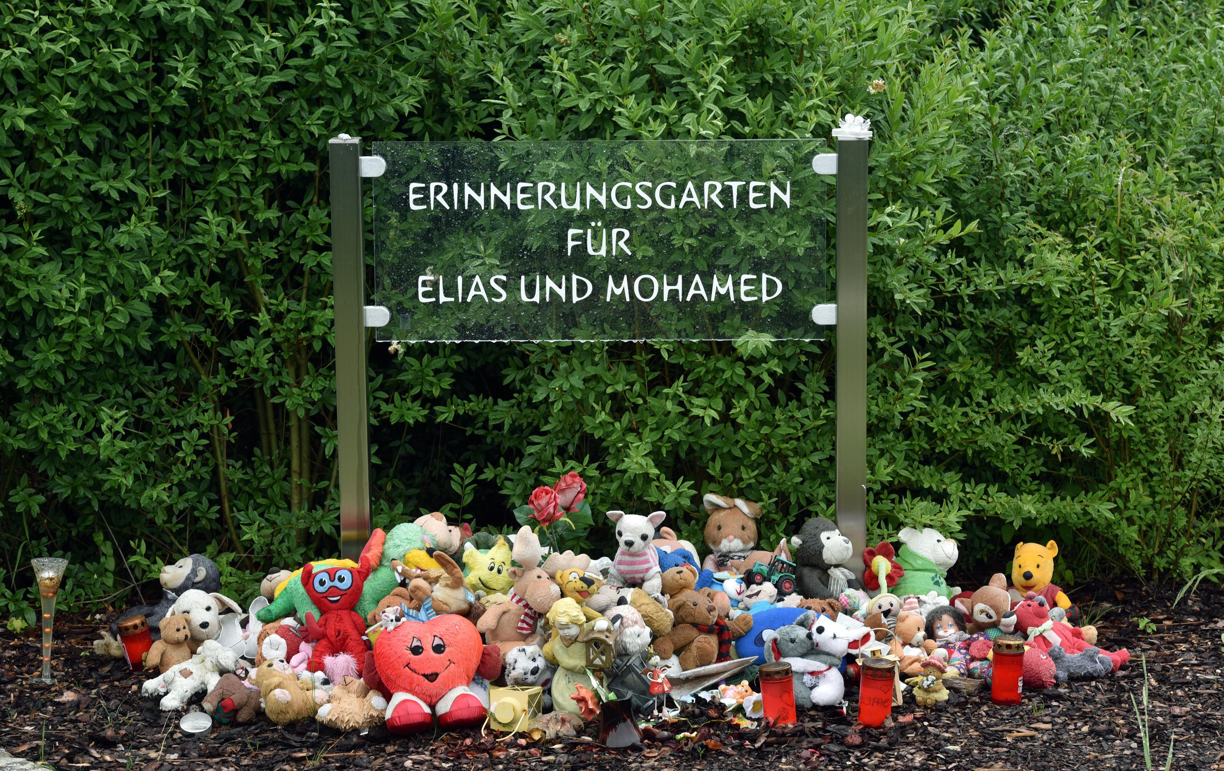 Eine Gedenktafel für die ermordeten Kinder Elias und Mohamed