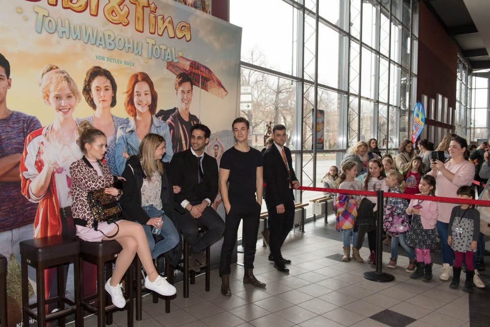Gleich geht es los! Im Foyer des Naumburger Kinos warten vor allem Mädchen mit ihren Mütter darauf, Selfies mit den Schauspielern machen zu können. Zur Premiere - einer von insgesamt vier in Deutschland - des neuen Bibi-und-Tina-Streifens herrscht großer Andrang.