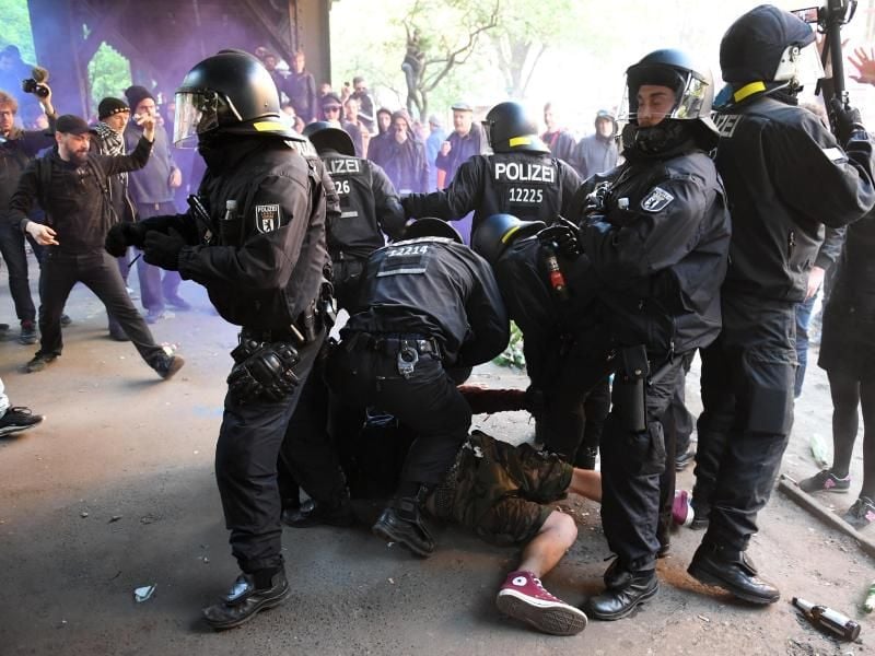 Polizisten setzen einen Teilnehmer der revolutionären 1. Mai Demonstration in Berlin fest. Foto: Ralf Hirschberger