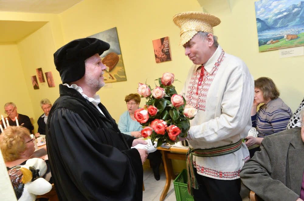 Wann treffen Martin Luther und ein weißrussischer Dorfbewohner schon mal zusammen? In der Milchbar in Radegast zum Beispiel.