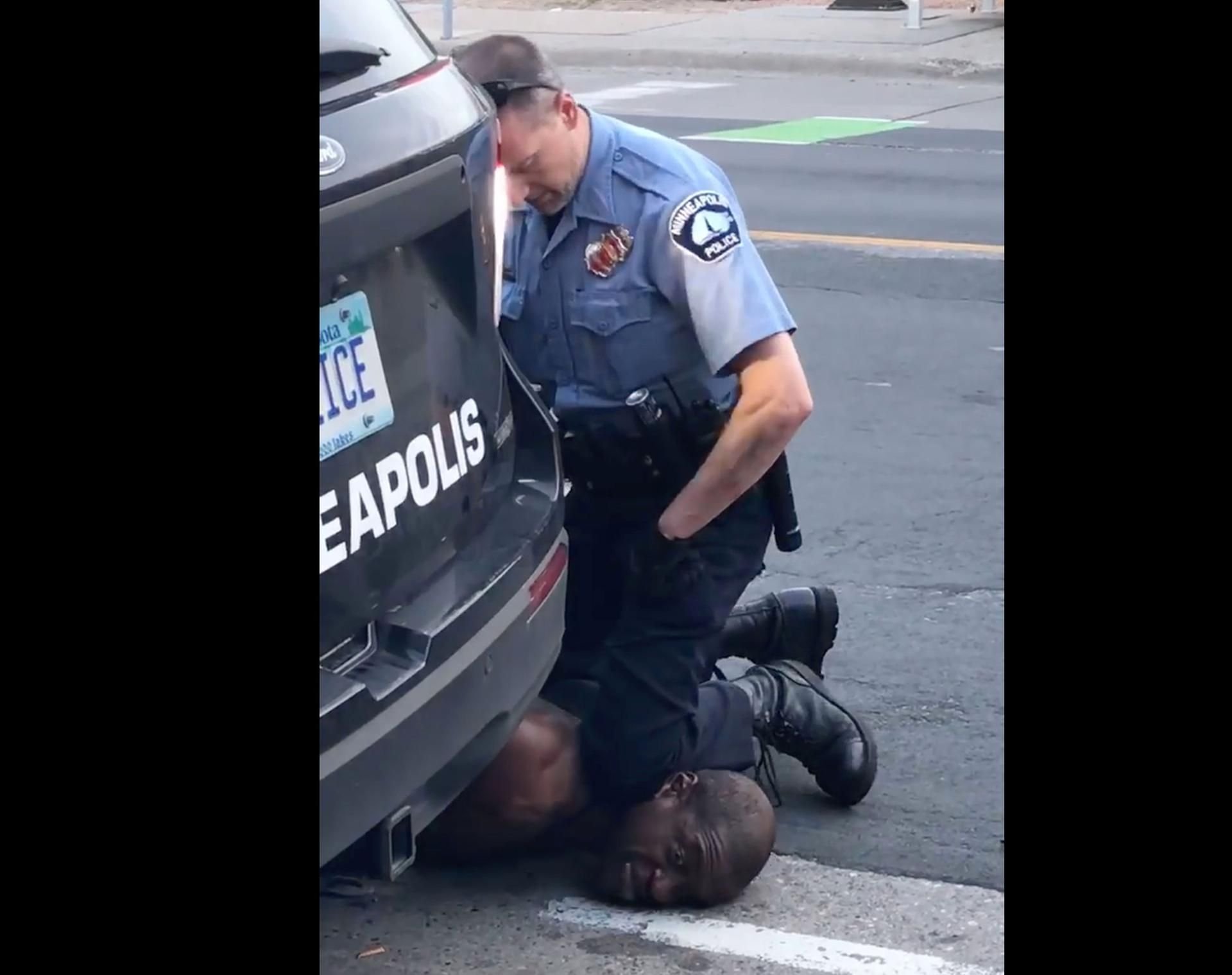 Der Polizist kniet auf dem Kopf von George Floyd, der bei dem Einsatz starb.