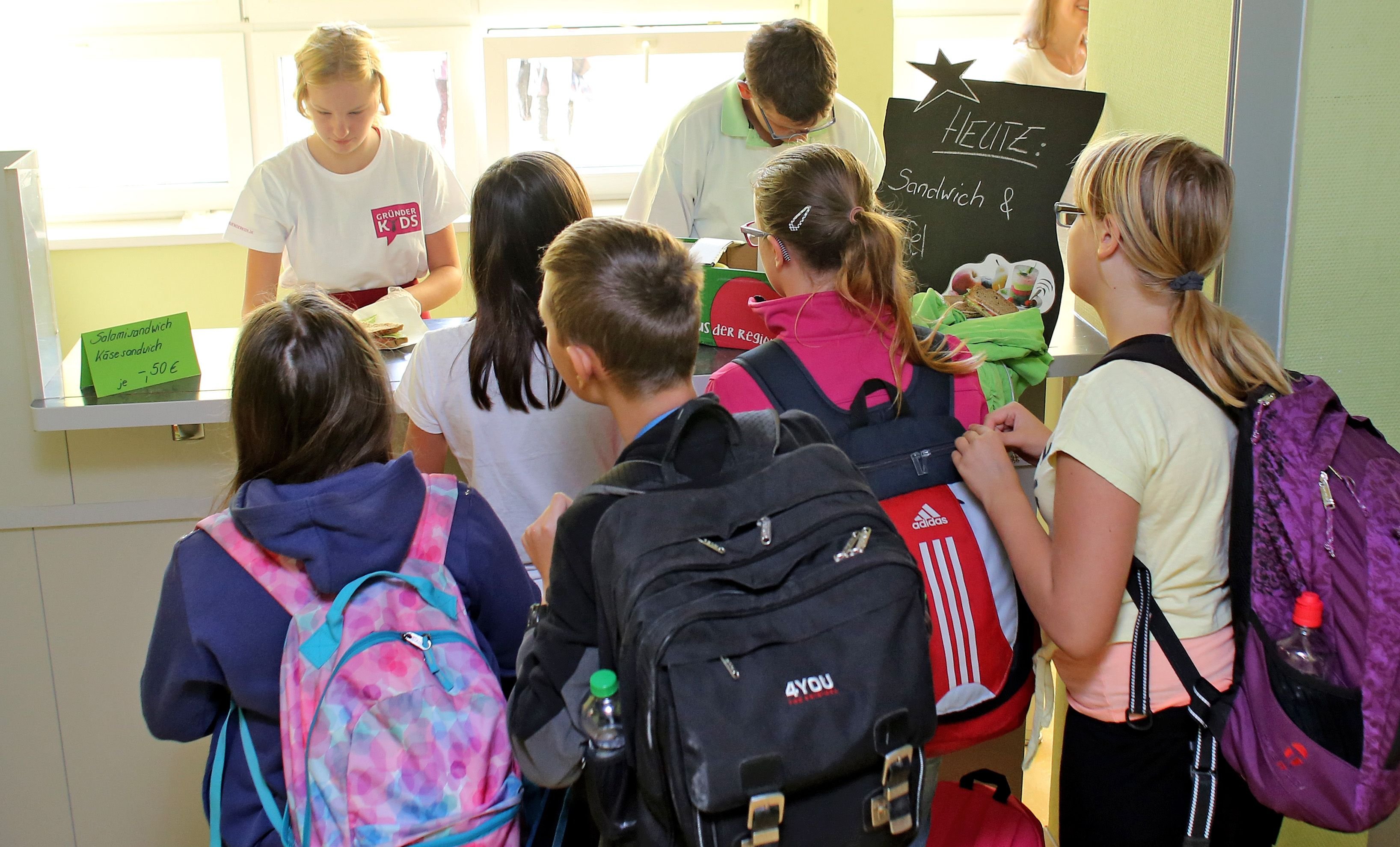 Schüler der Schülerfirma «Querfood-Company» verkaufen in einer Pause Pausenbrote in einer Sekundarschule in Querfurt.