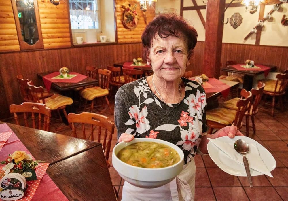 Die 77-jährige Anneliese Heinze aus Alsleben hat 18 Jahre in der Gaststätte „Zum Schloßhof“ gearbeitet. Nun soll aber Schluss sein.