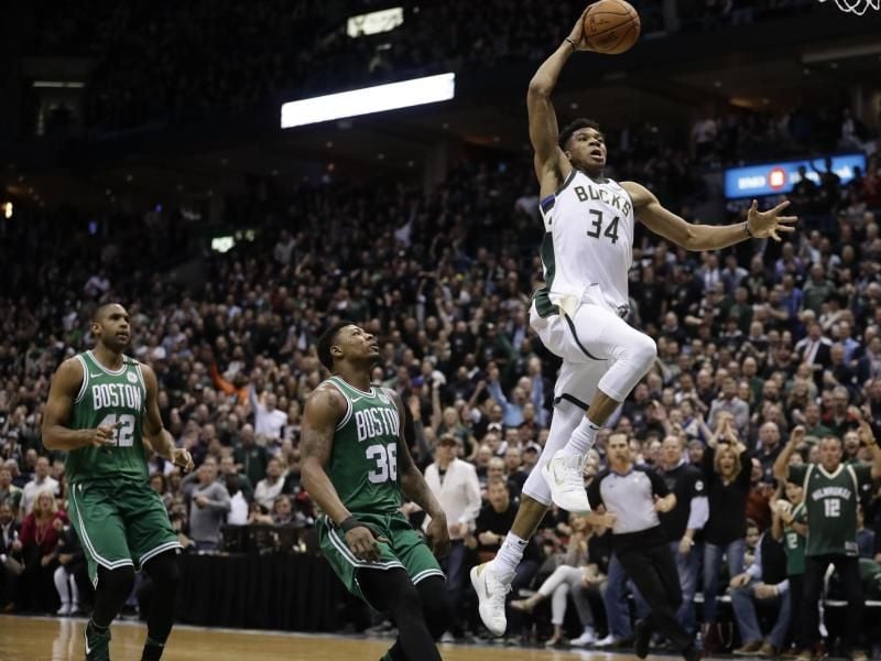 Milwaukees Giannis Antetokounmpo (r) versenkt gegen Boston einen Dunking. Foto: Morry Gash
